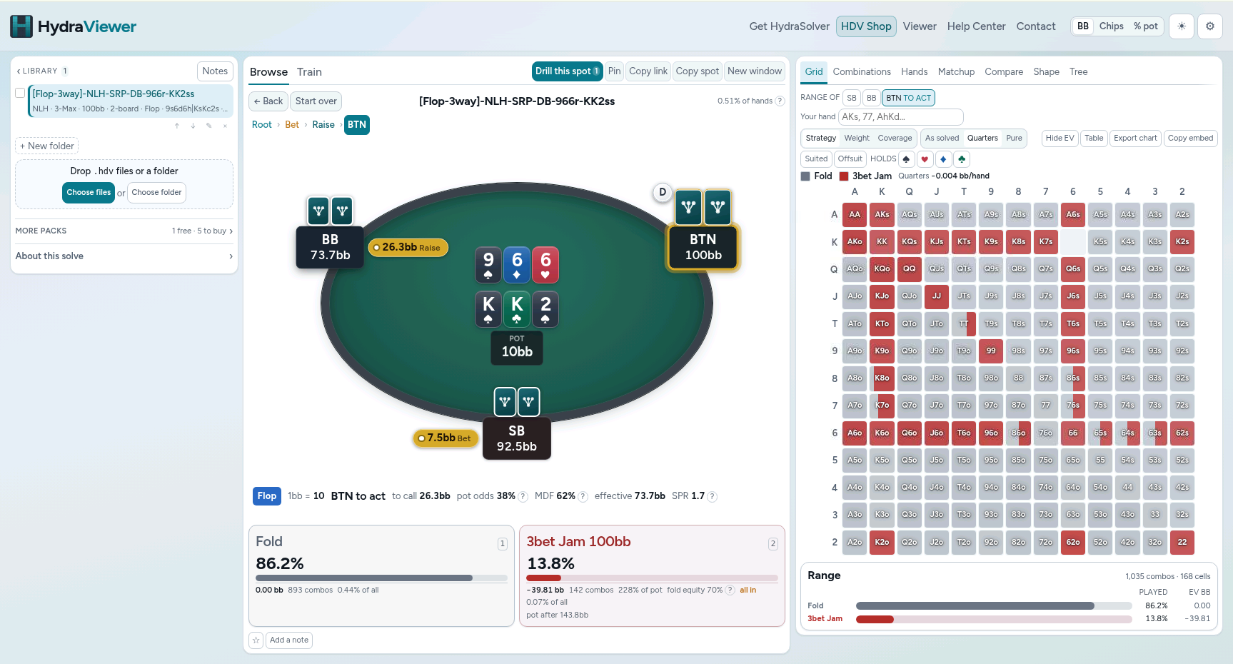 HydraViewer in einem Browser-Tab. Links liegt die Pack-Bibliothek, in der Mitte ein Flop im No-Limit-Hold’em zu dritt auf einem Filztisch mit Stack und Einsatz jedes Platzes, und rechts zeigt ein volles 13×13-Strategieraster Hand für Hand den Fold- und 3-Bet-Jam-Mix des Buttons, mit Combo-Anzahl und EV darunter.